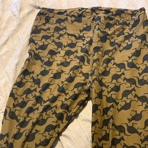 Leggings- never worn but comfy!!